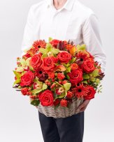 Яркая цветочная корзина - запоминающийся подарок