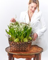 Роскошная корзина с ароматными ландышами