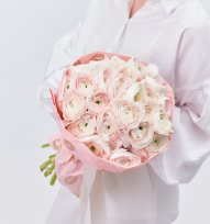 Монобукет из розовых ранункулюсов